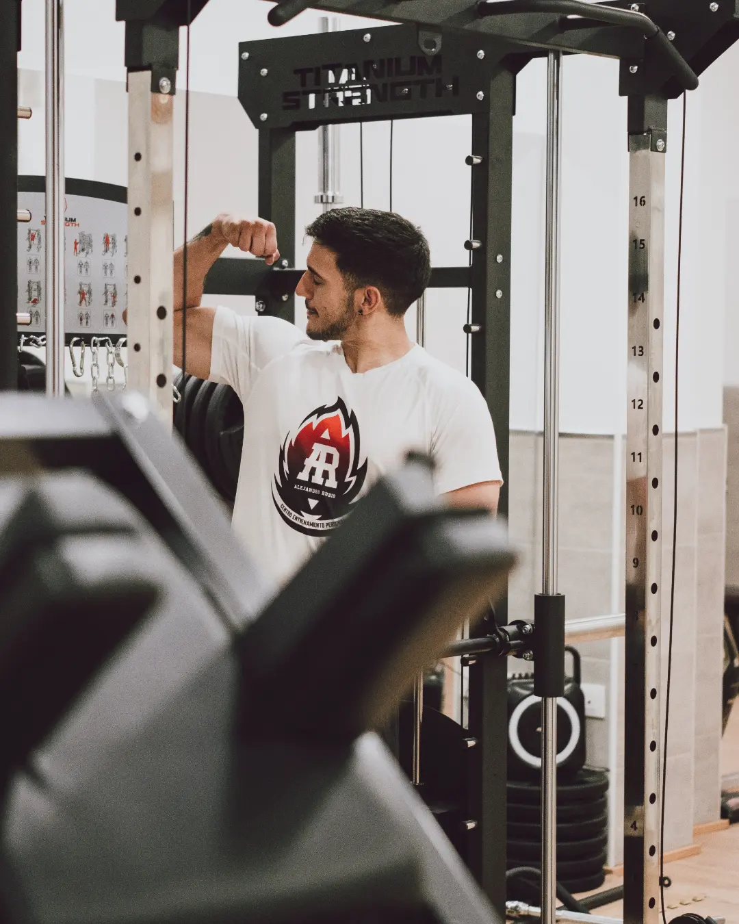 Alejandro entrenando junto a la máquina de poleas