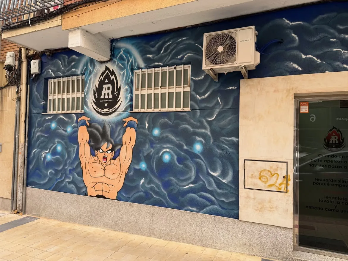 Entrada del centro junto al mural de la fachada