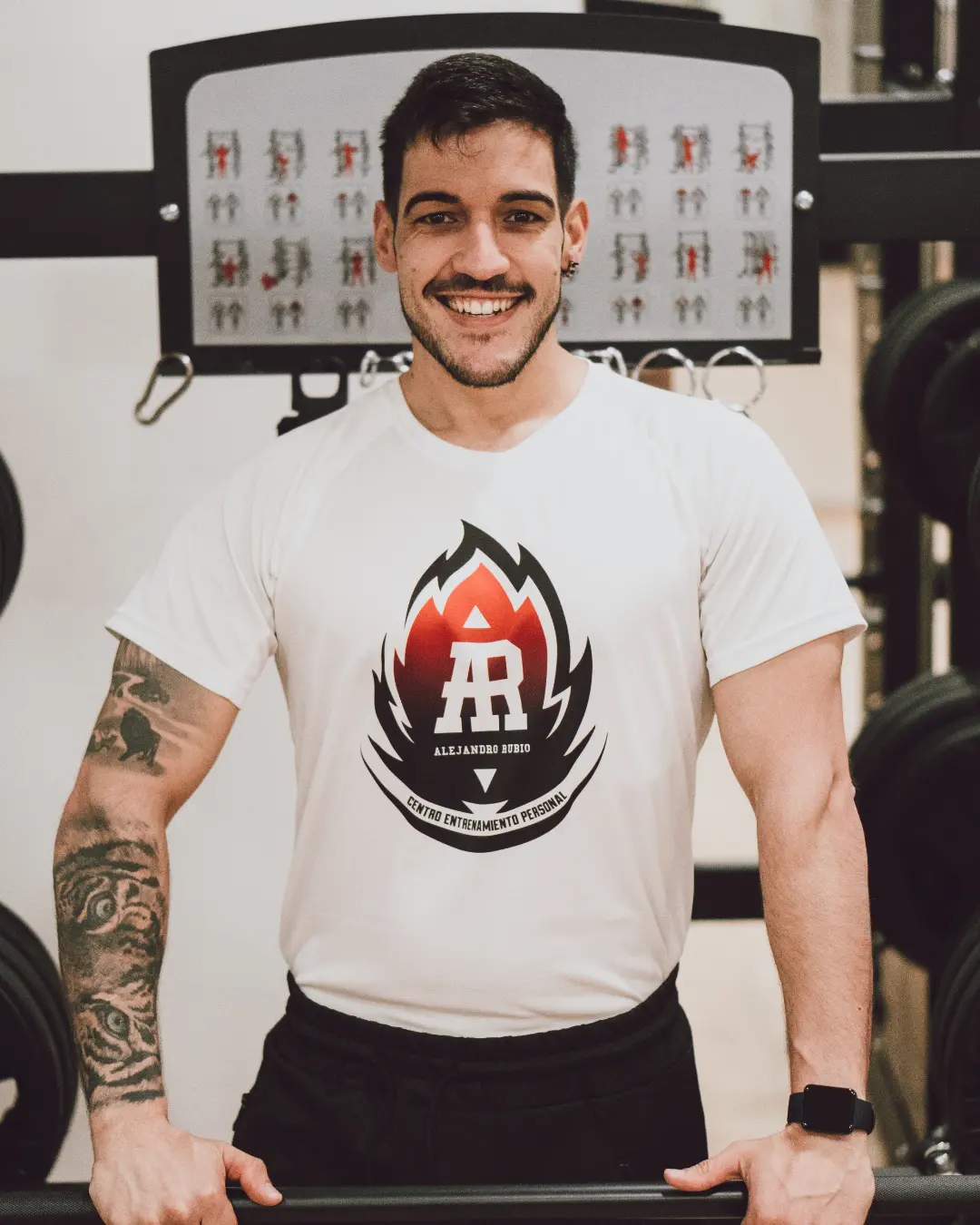Alejandro Rubio en su centro de entrenamiento, con la camiseta del logo AR